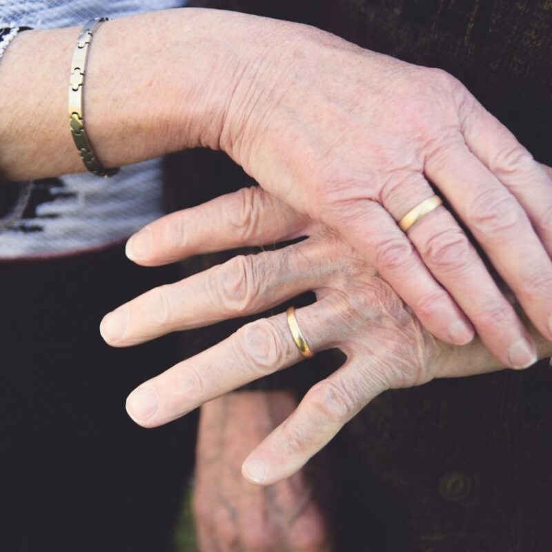 mani di una donna anziana