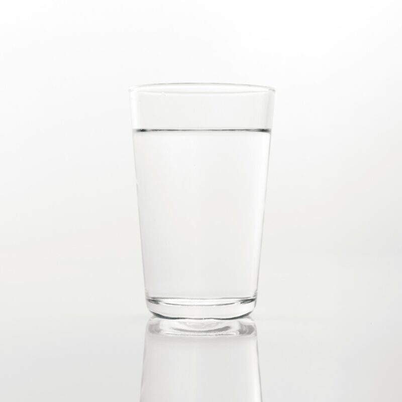 un bicchiere d'acqua: l'acqua è uno dei principali elementi della nutrizione cellulare