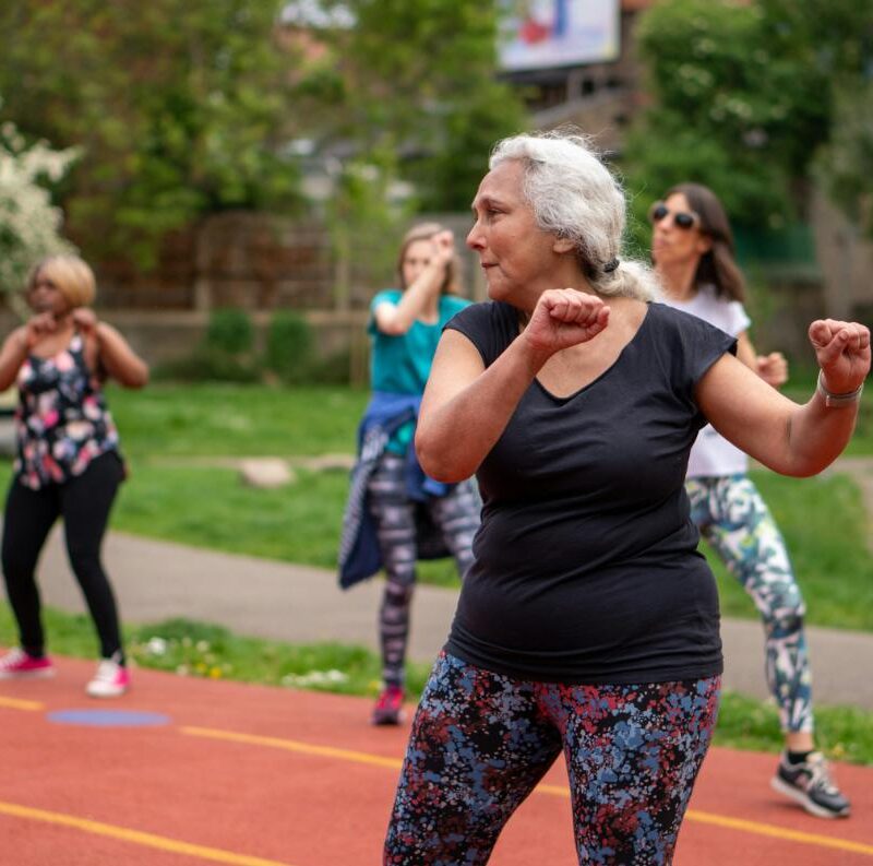 persone di mezza età fanno allenamento aerobico